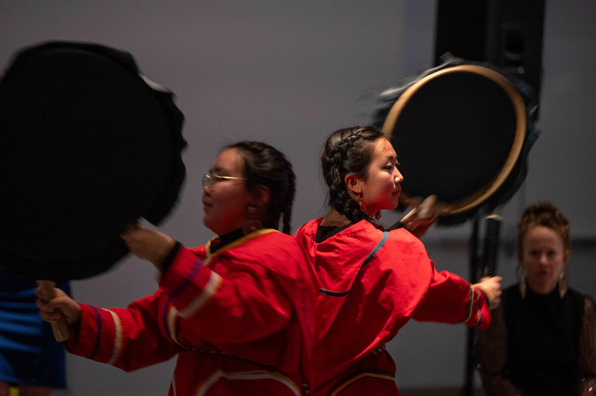 Deux femmes inuites interprètent une pièce de musique culturelle