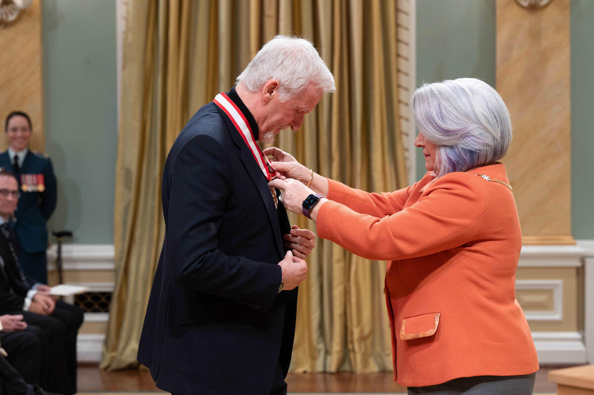 La gouverneure générale Mary Simon remet à James Cameron l'insigne de compagnon de l'Ordre du Canada