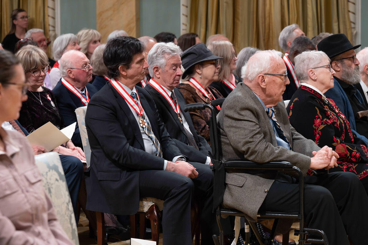 Les récipiendaires de l'Ordre du Canada assis dans la salle de bal Rideau Hall