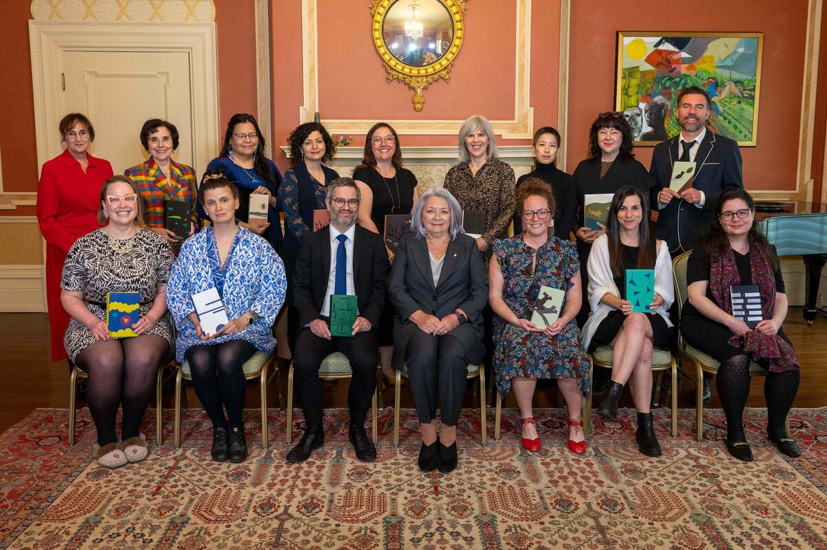 La gouverneure générale Mary Simon s'assis avec les récipiendaires de la cohorte 2022