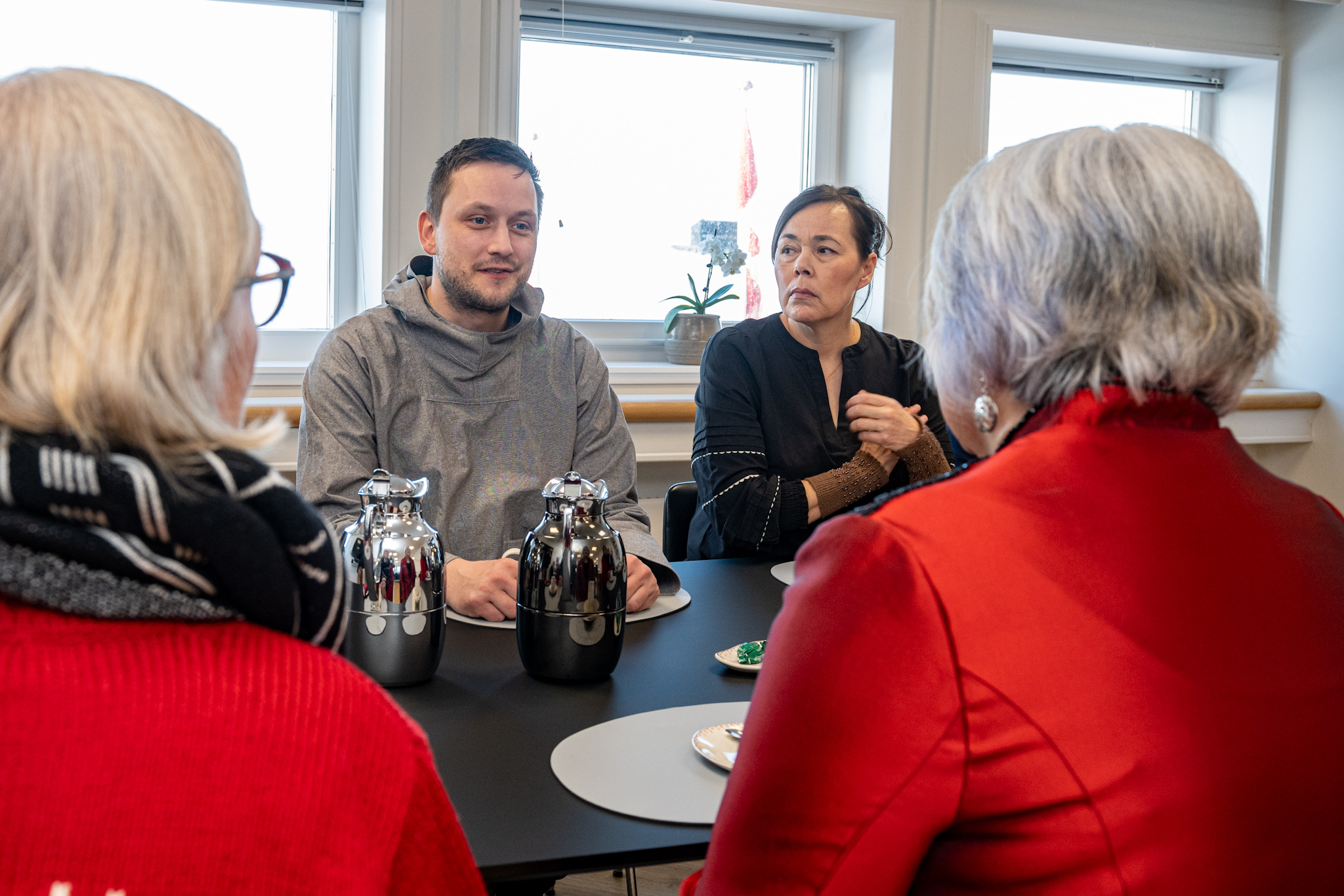 Greenland Prime Minister Jens-Frederik Nielsen and Greenland's Minister for Foreign Affairs, Vivian Motzfeldt, sitting at a table across the Governor General and others.
