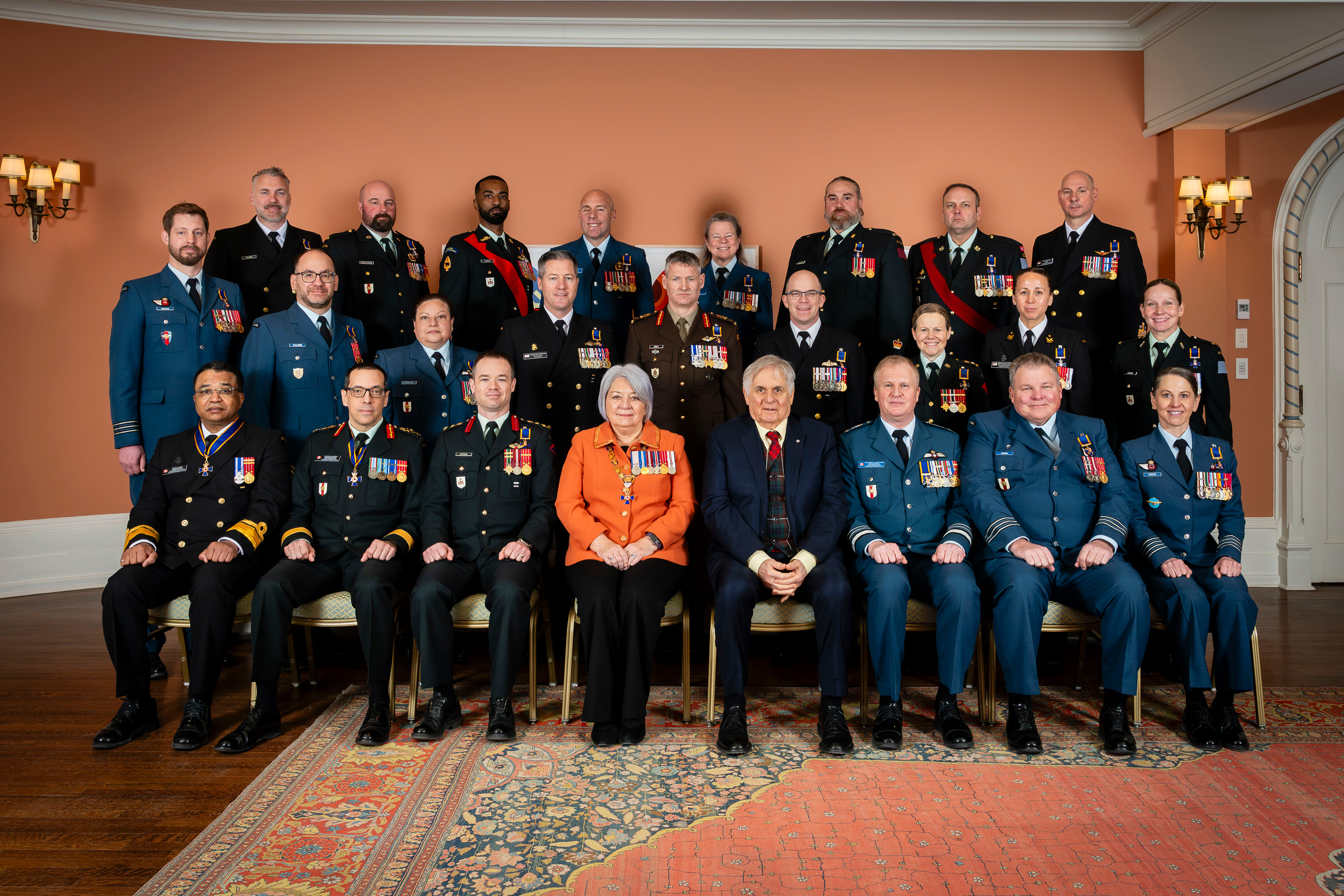 La gouverneure générale Simon et M. White Fraser assis au centre d'une photo de groupe montrant des membres de l'Ordre du mérite militaire..