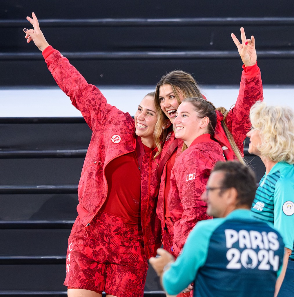 Équipe Canada souriant lors des cérémonies d'ouverture des Jeux paralympiques de 2024 à Paris, en France.
