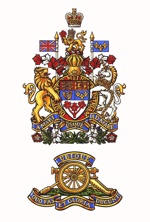 Insigne du Régiment royal de l’artillerie canadienne sommé des armoiries royales du Canada