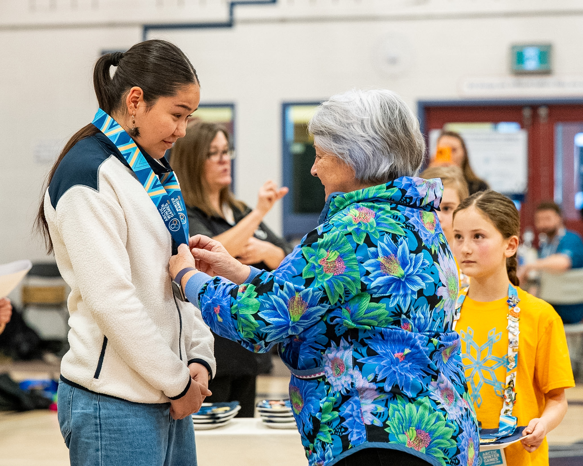 Governor General Mary Simon handing out a medal.