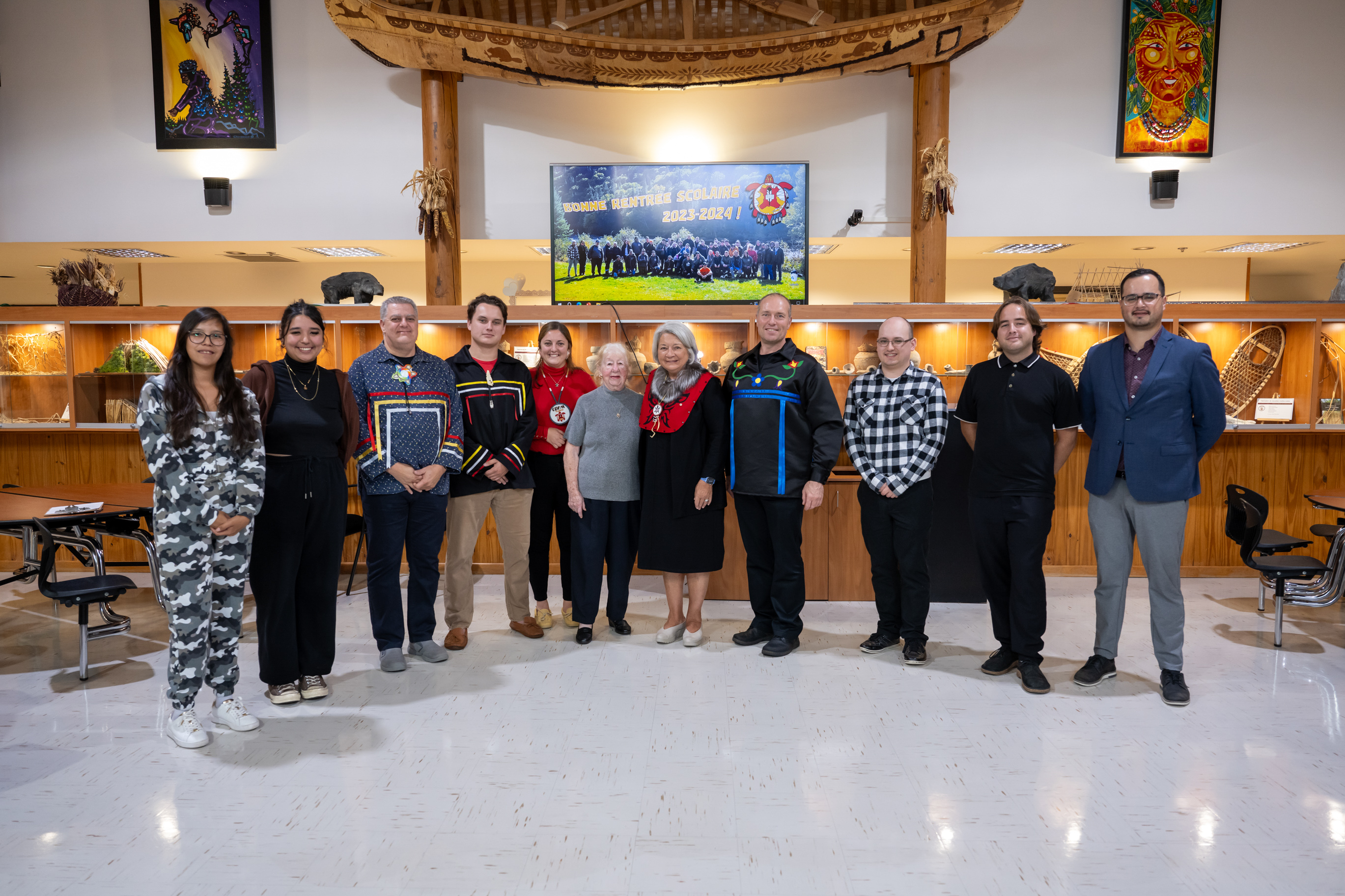 La gouverneure générale Mary Simon se tient aux côtés des membres de First Nations Training and Workforce Dev. Centre à Wendake, Québec