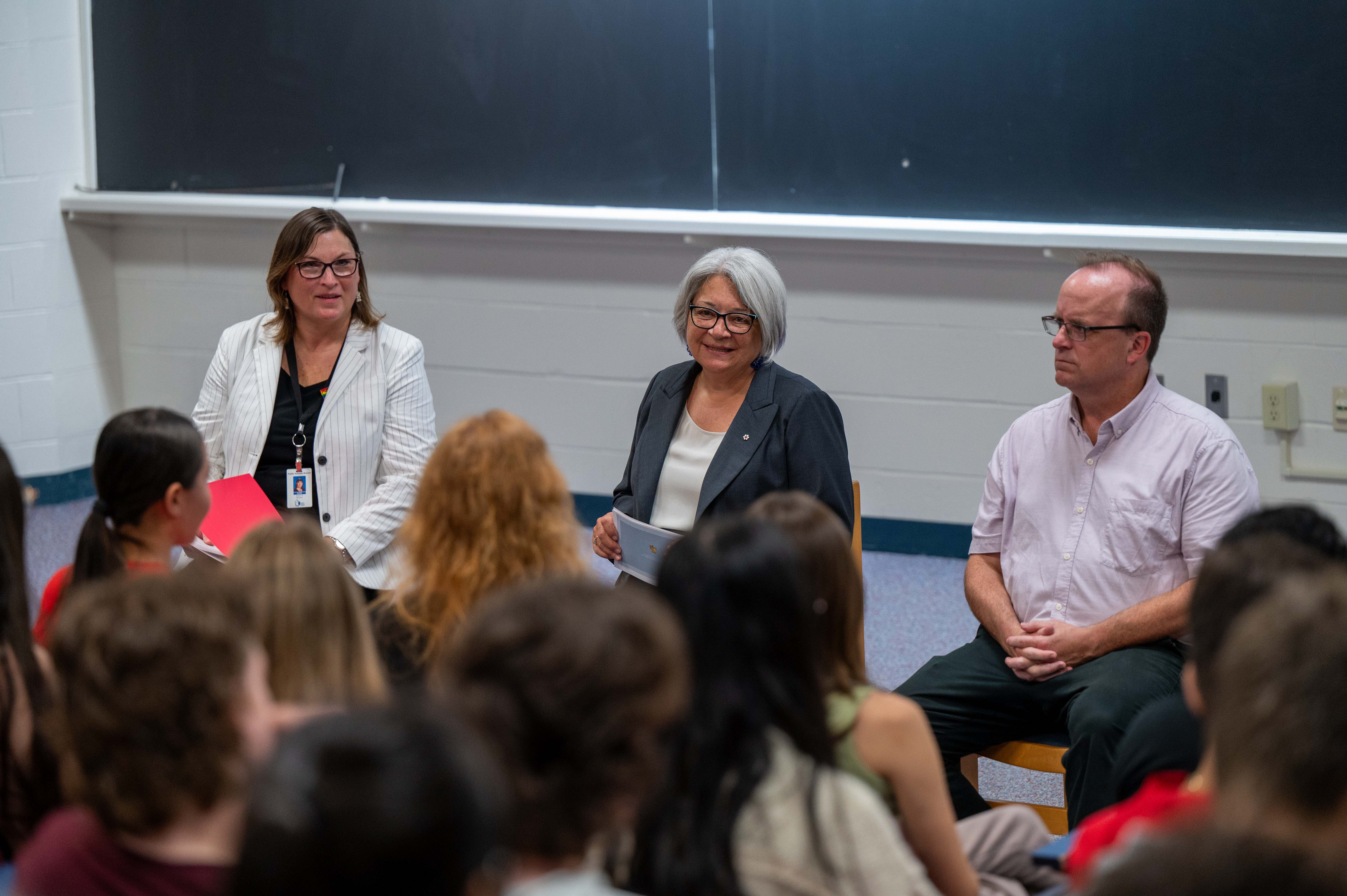 La gouverneure générale s'entretient avec des élèves de la Charlottetown Rural High School
