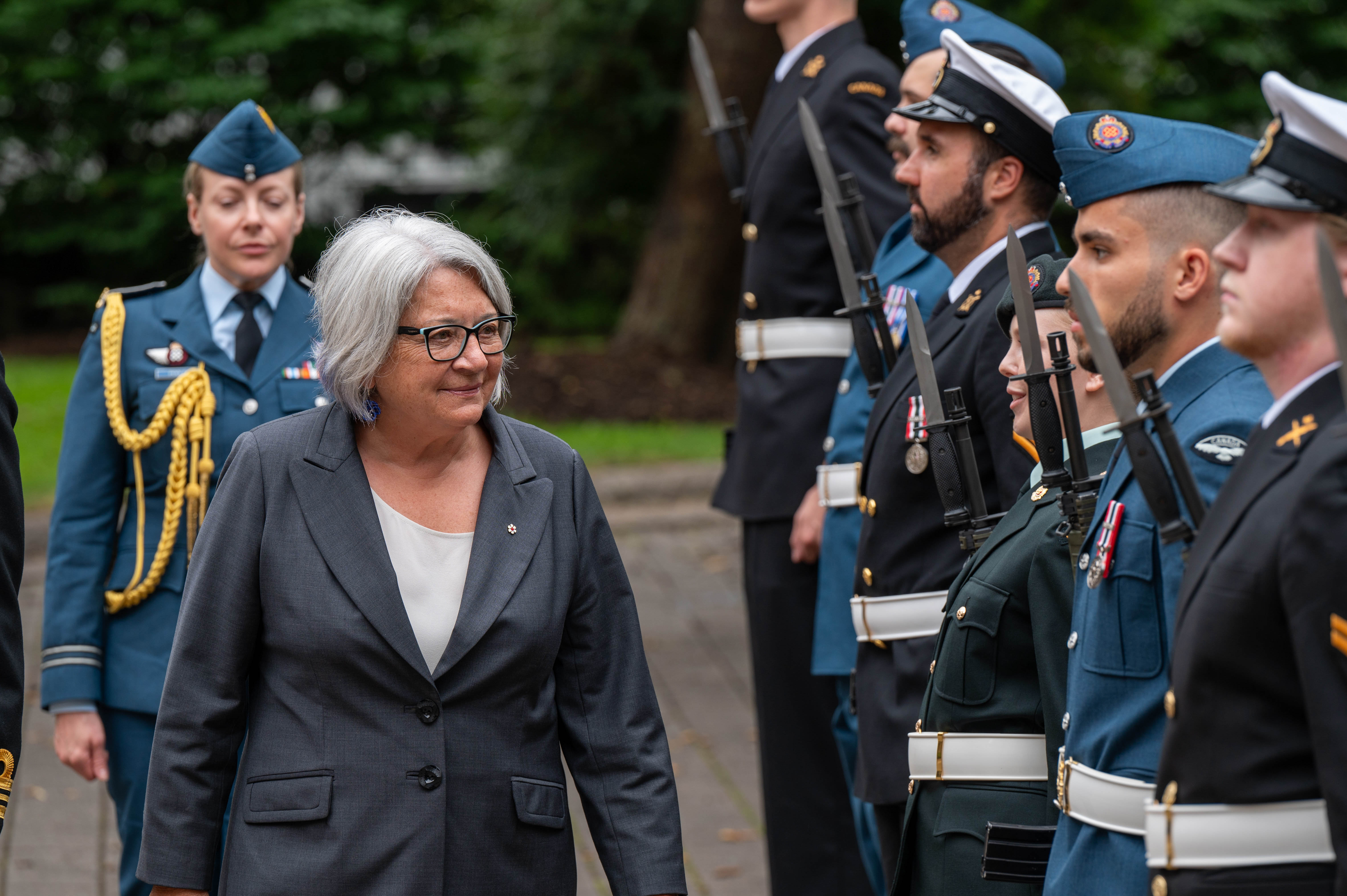 La gouverneure générale Mary Simon inspecte une garde d'honneur militaire.