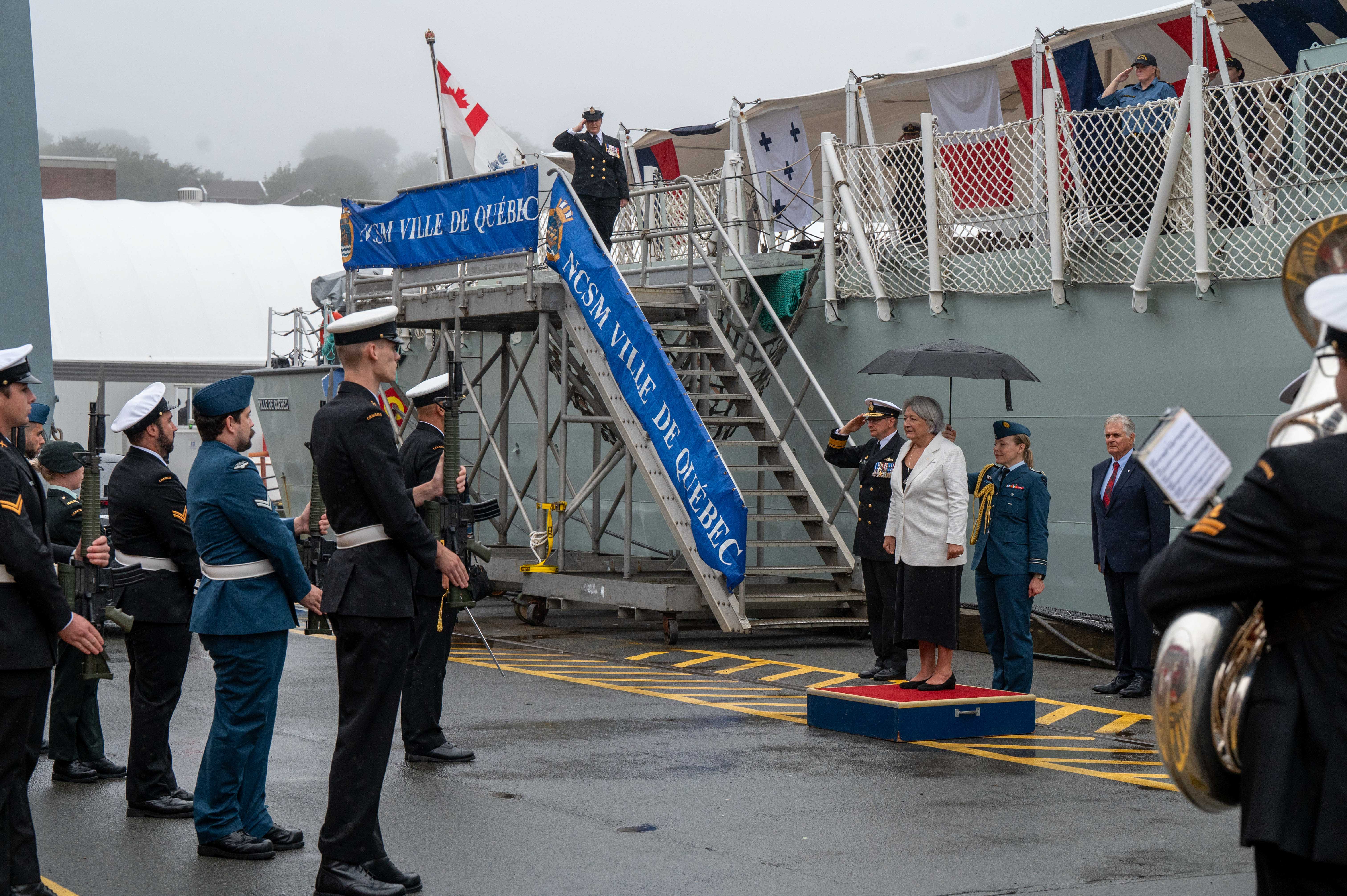 La gouverneure générale Mary Simon se tient debout pendant le salut général