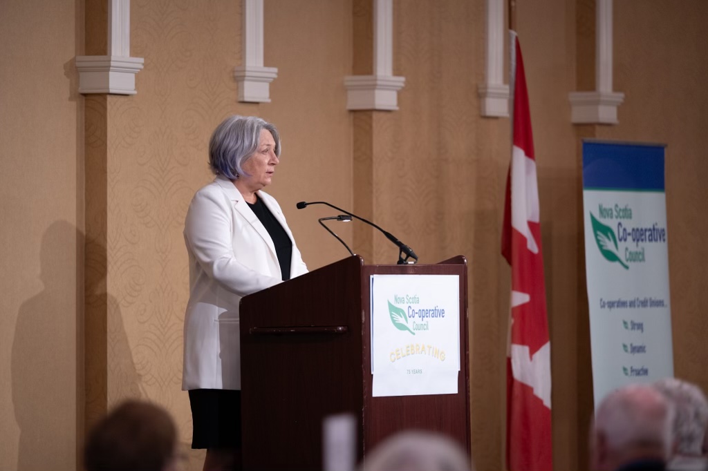 La gouverneure générale Mary Simon prononce son discours à partir d'un pupitre.