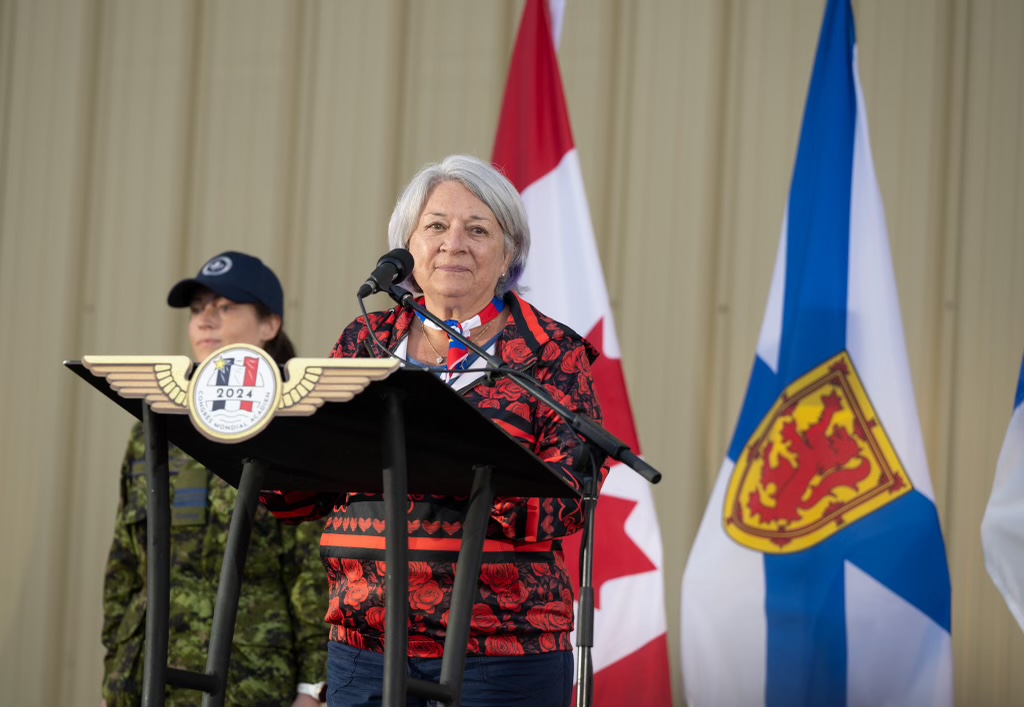 La gouverneure générale Mary Simon prononce son discours à partir d'un pupitre.