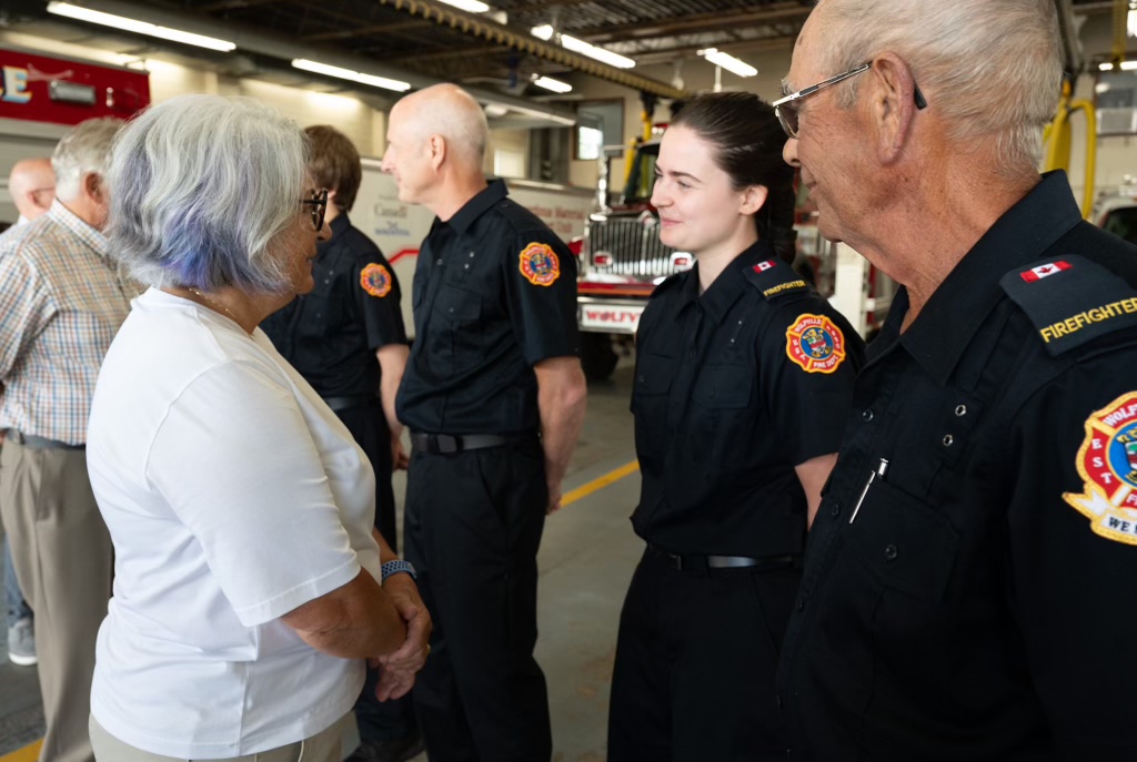 La gouverneure générale Mary Simon parle aux membres du Service d'incendie de Wolfville.
