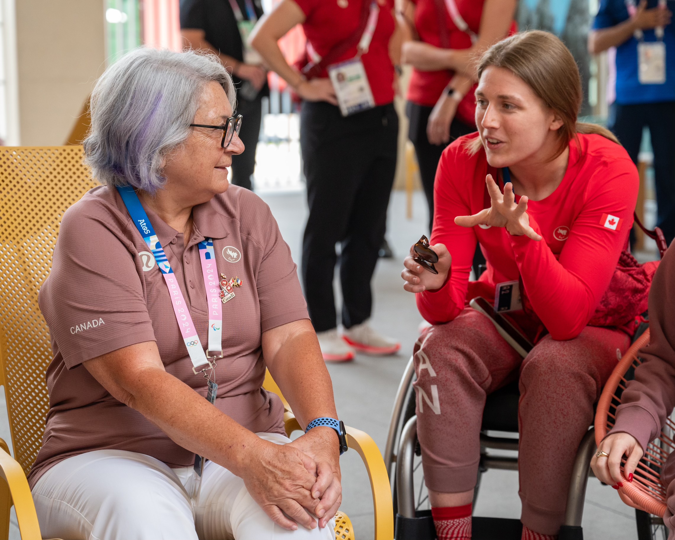 La gouverneure générale du Canada, Mary Simon, s'entretient avec une athlète d'Équipe Canada en fauteuil roulant.