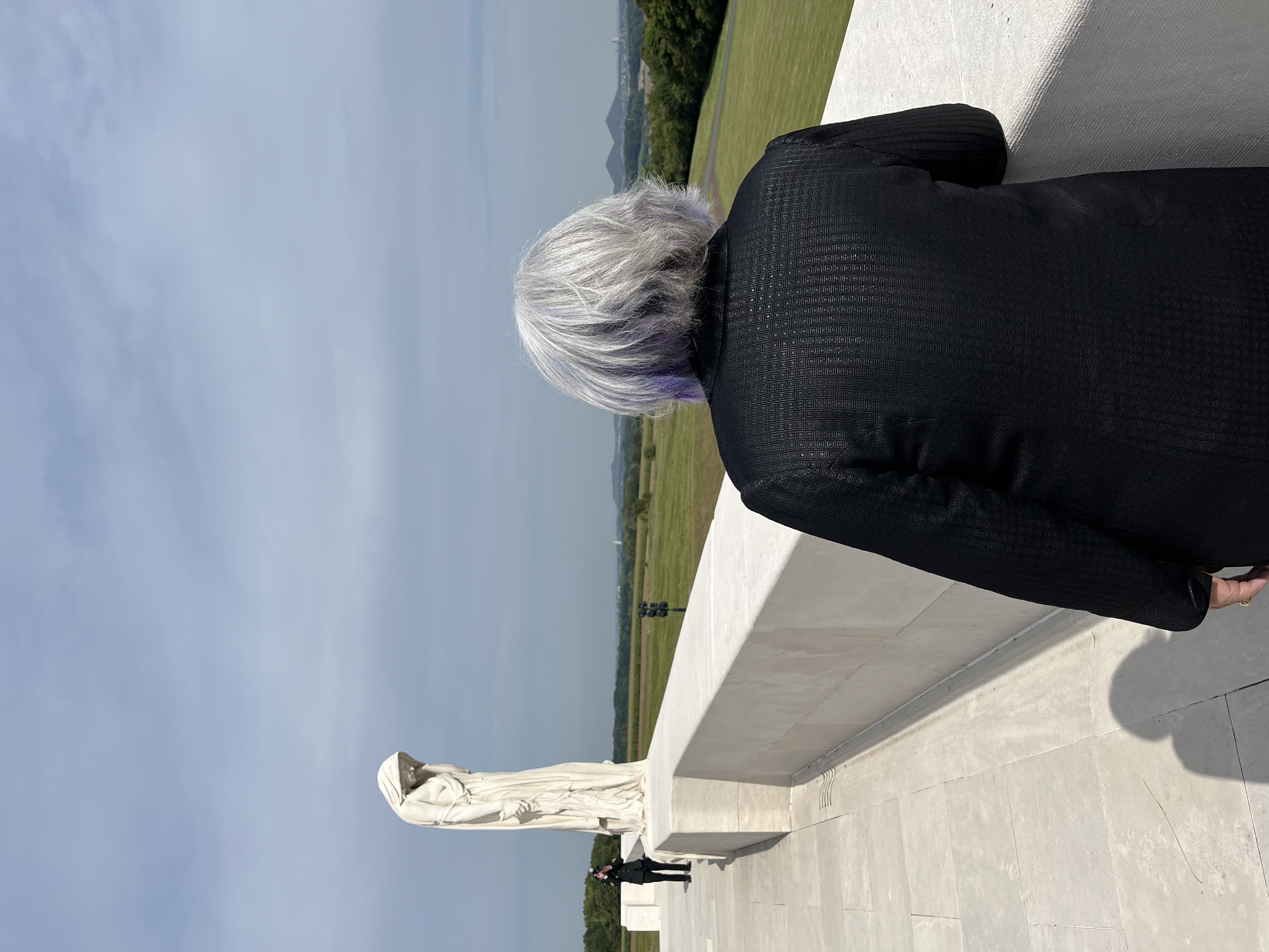 La gouverneure générale Mary Simon regarde l'horizon à la crête de Vimy.