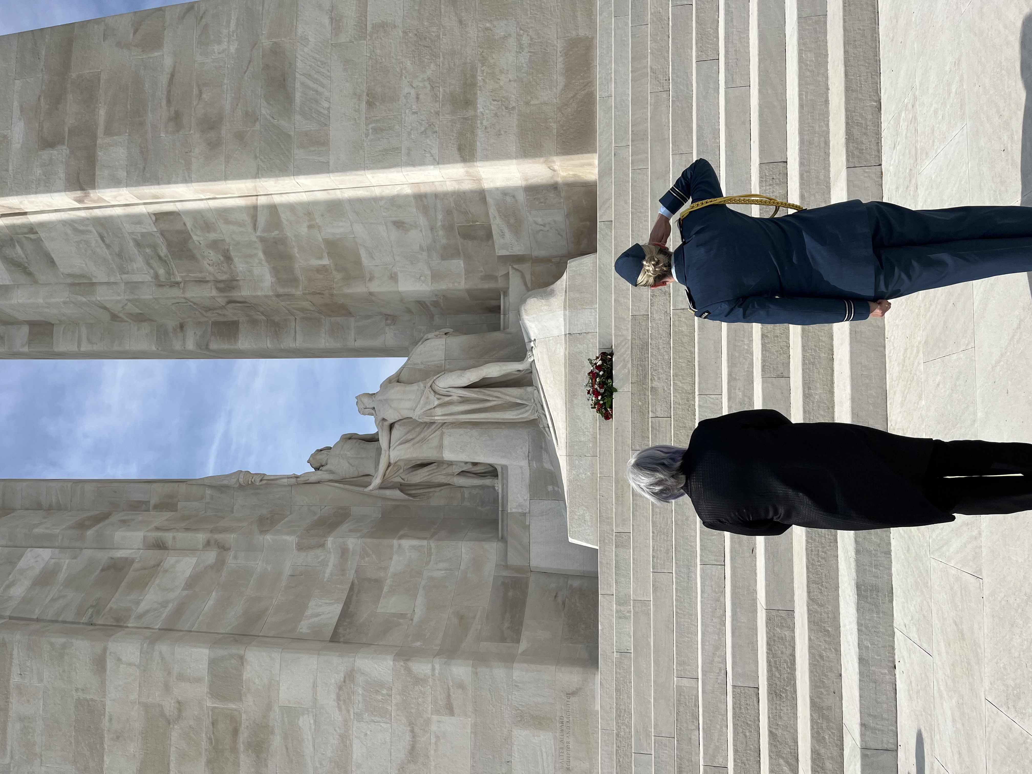 La gouverneure générale Mary Simon et son aide de camp se tiennent devant le monument commémoratif de la crête de Vimy.