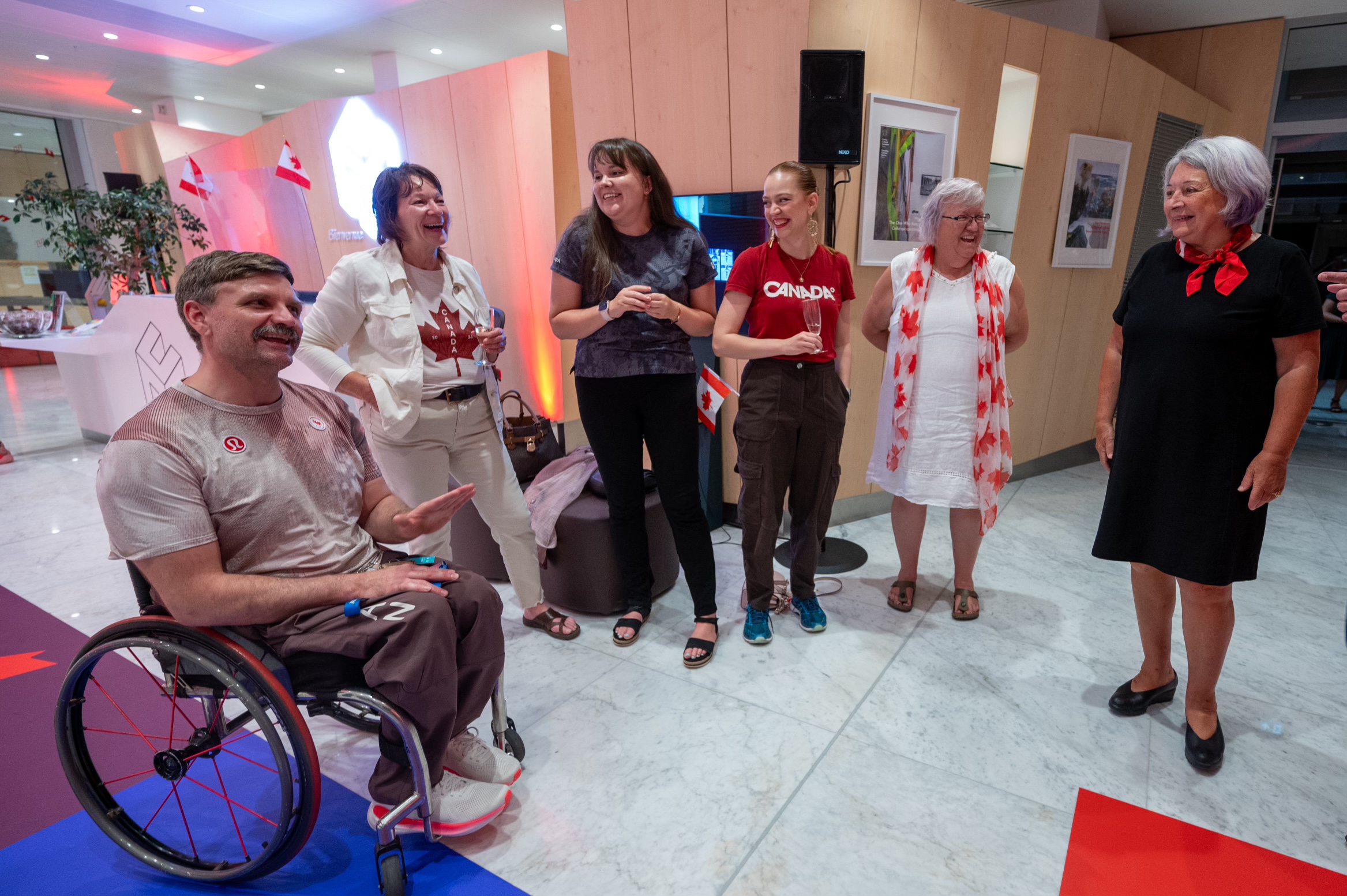 La gouverneure générale du Canada, Mary Simon, se tient parmi un groupe de cinq personnes. Ils sont en pleine conversation et sourient.
