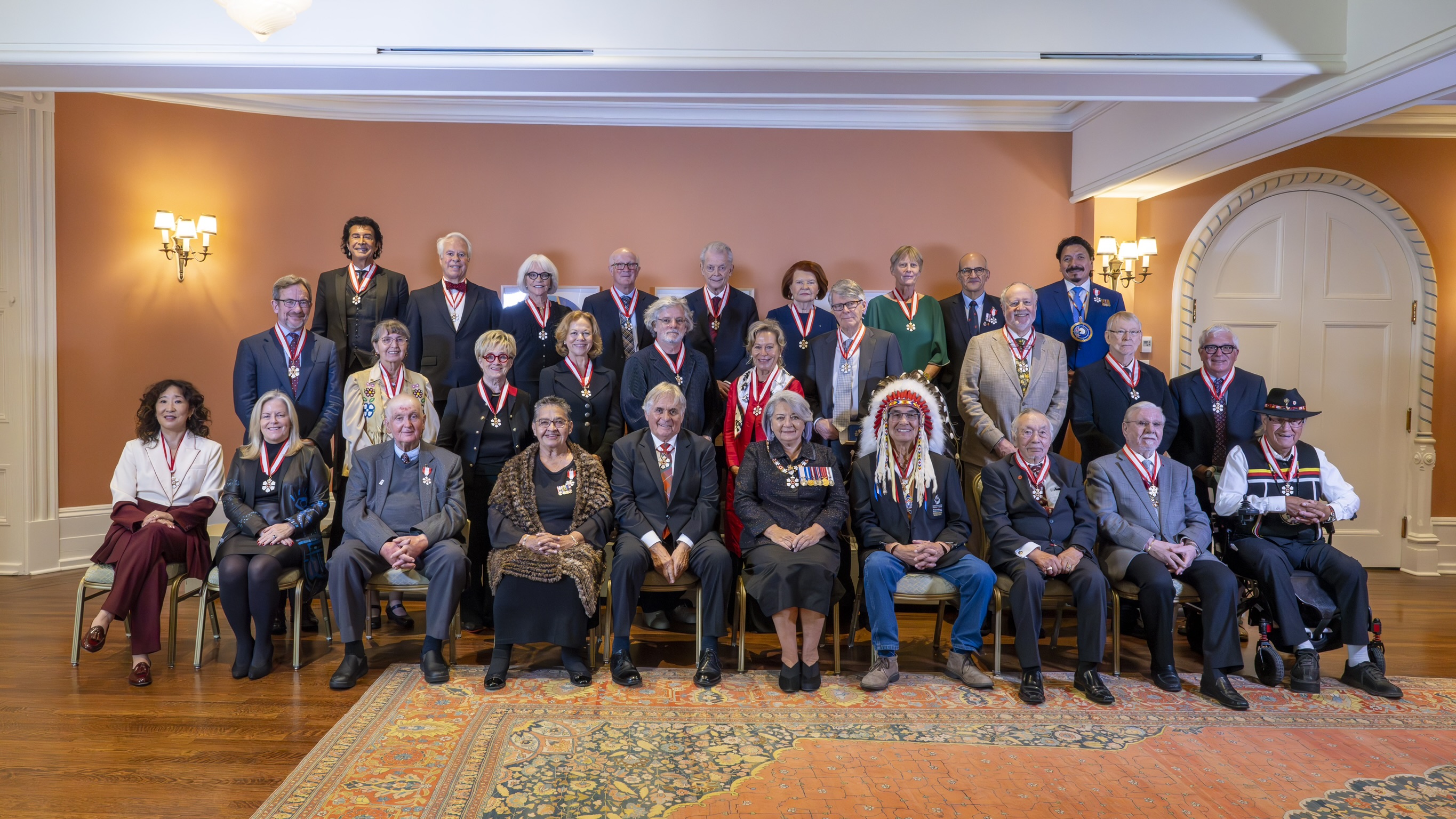 Photo de groupe avec la gouverneure générale Simon et les récipiendaires  de l'Ordre du Canada.