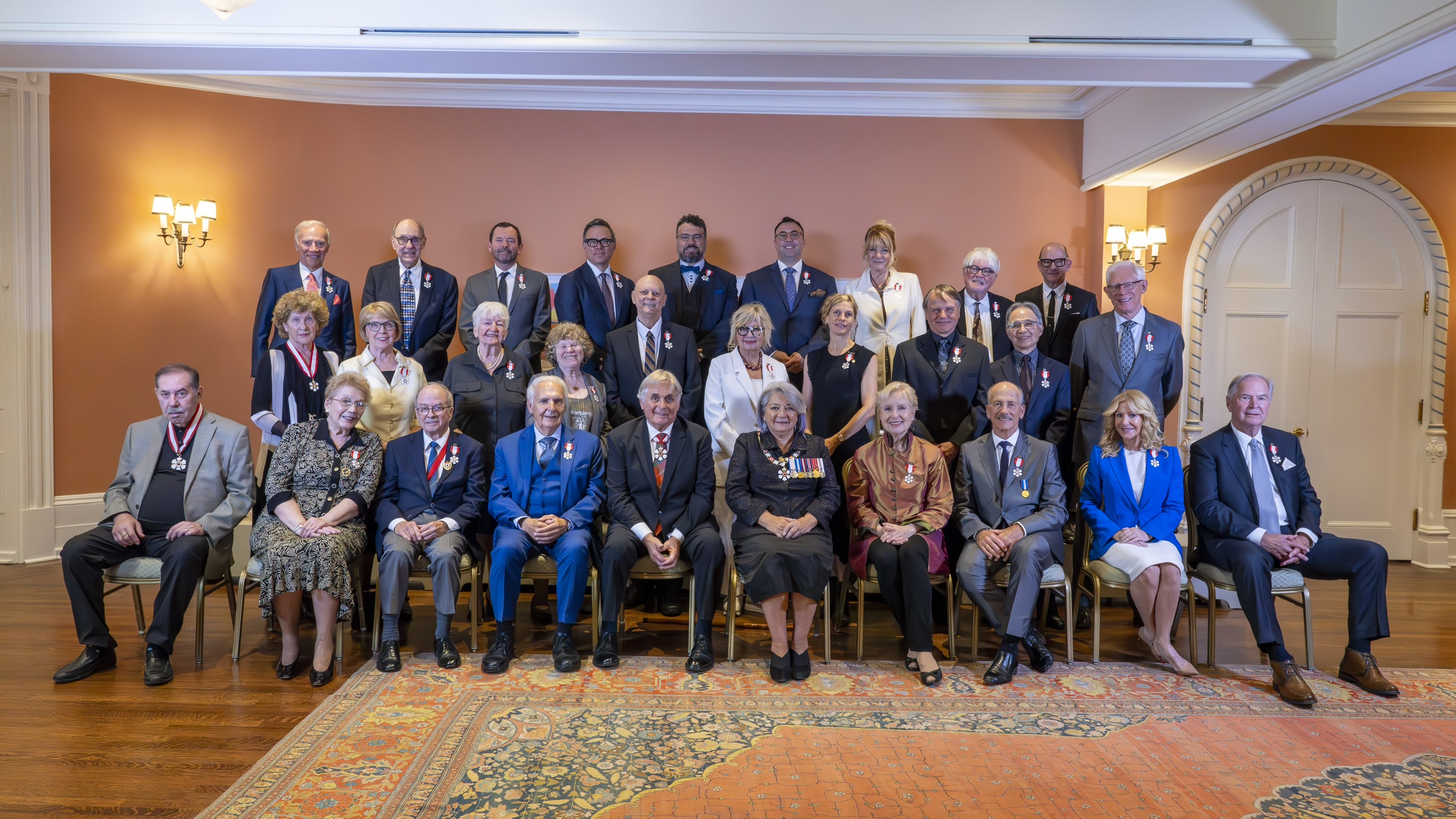 Photo de groupe avec la gouverneure générale Simon et les récipiendaires de l'Ordre du Canada.