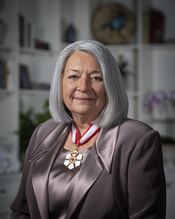 Photo officielle de Son Excellence la très honorable Mary Simon Gouverneure générale du Canada. Elle porte le collier de chancelier de l'Ordre.