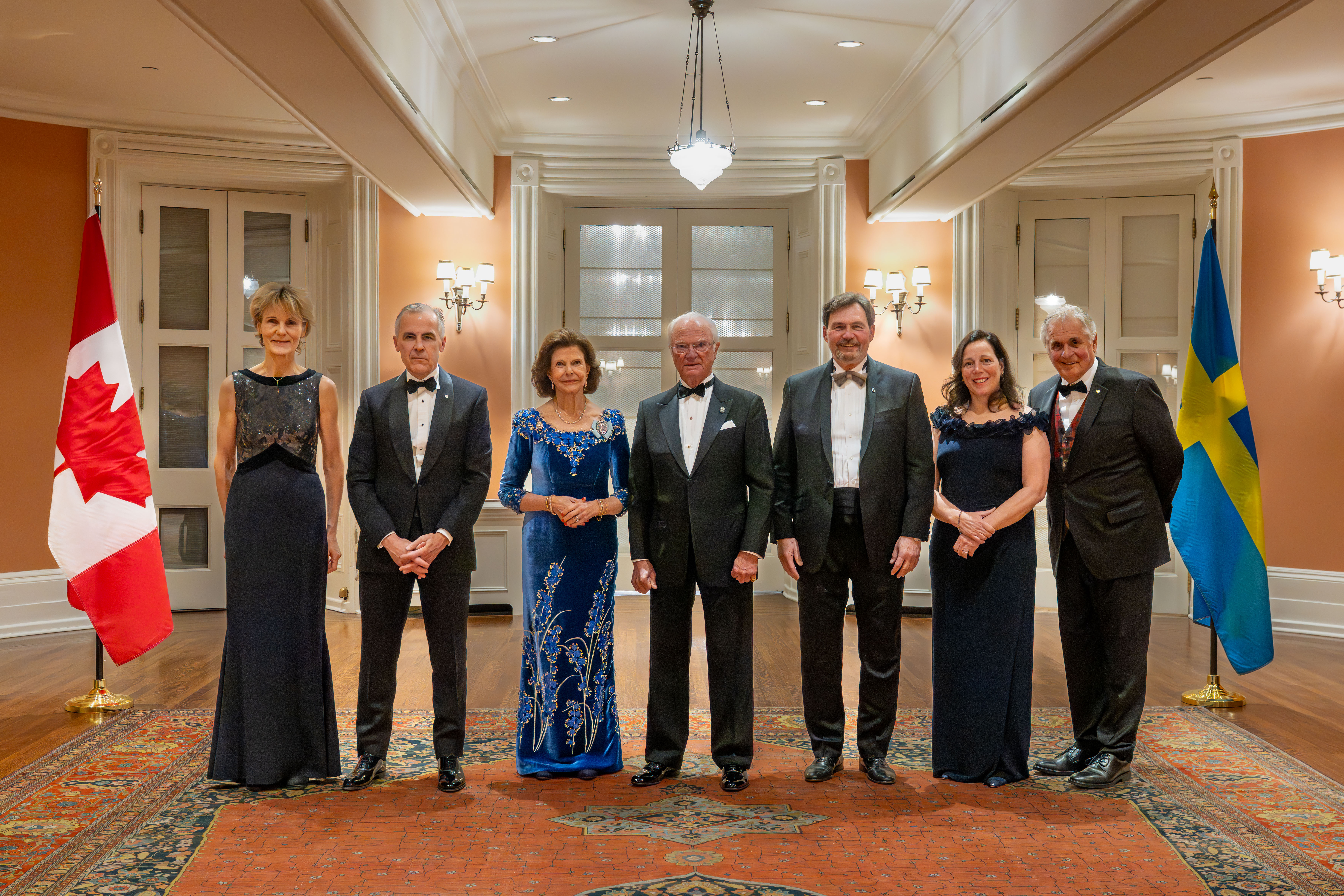 De gauche à droite : Diana Fox Carney, le premier ministre Mark Carney, Sa Majesté la reine Silvia de Suède, Sa Majesté le roi Carl XVI Gustaf de Suède, le très honorable Richard Wagner, l'honorable Catherine Mandeville et M. Whit Fraser en tenue officielle.
