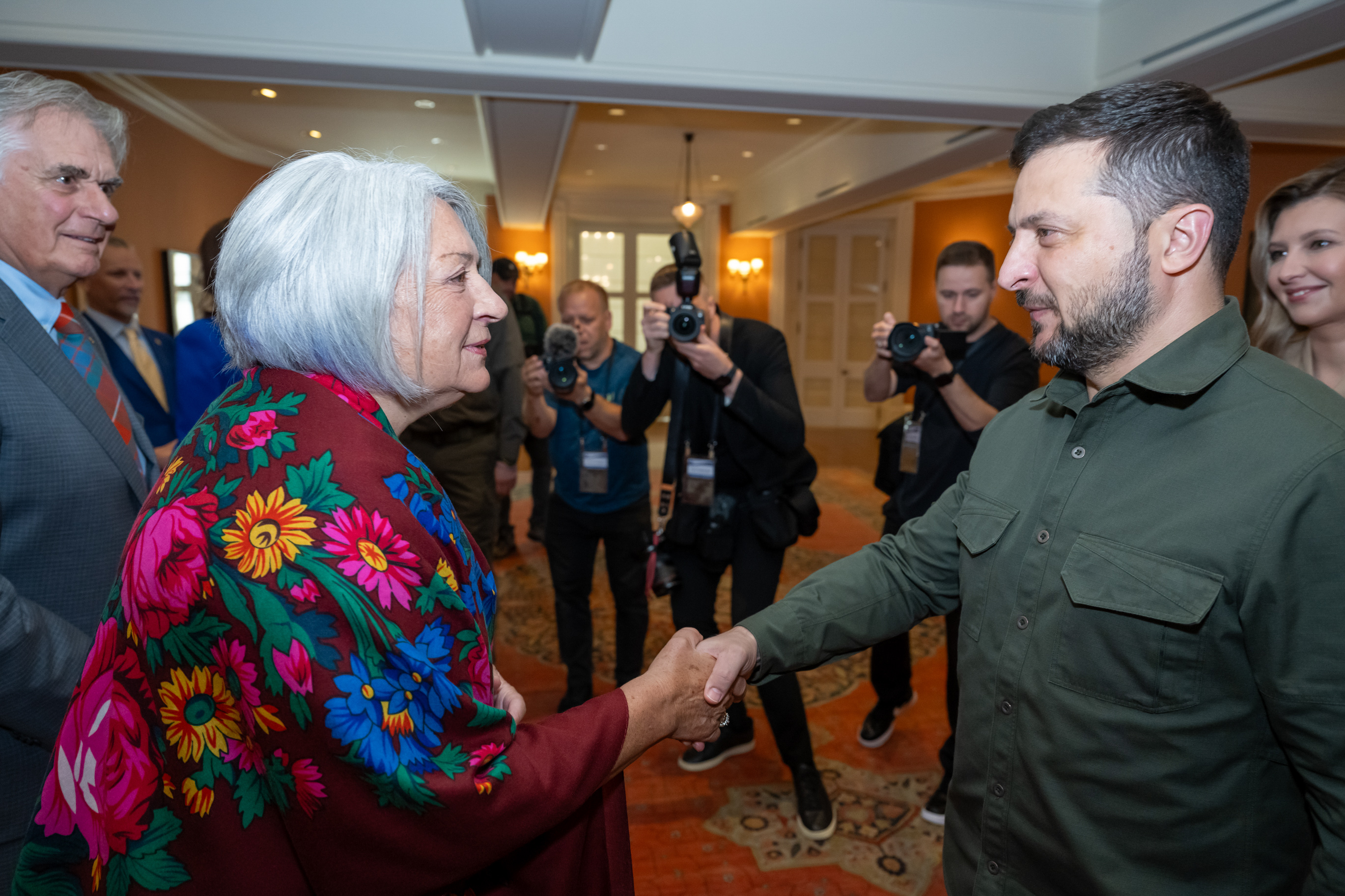 La gouverneure générale sert la main de Son Excellence Volodymyr Zelenskyy, président de l’Ukraine