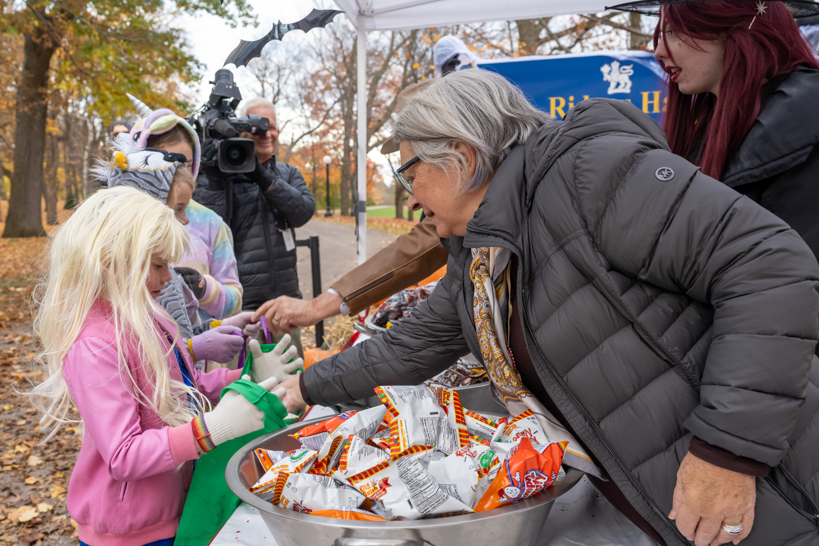 La gouverneure générale Mary Simon distribue des bonbons à un enfant déguisé