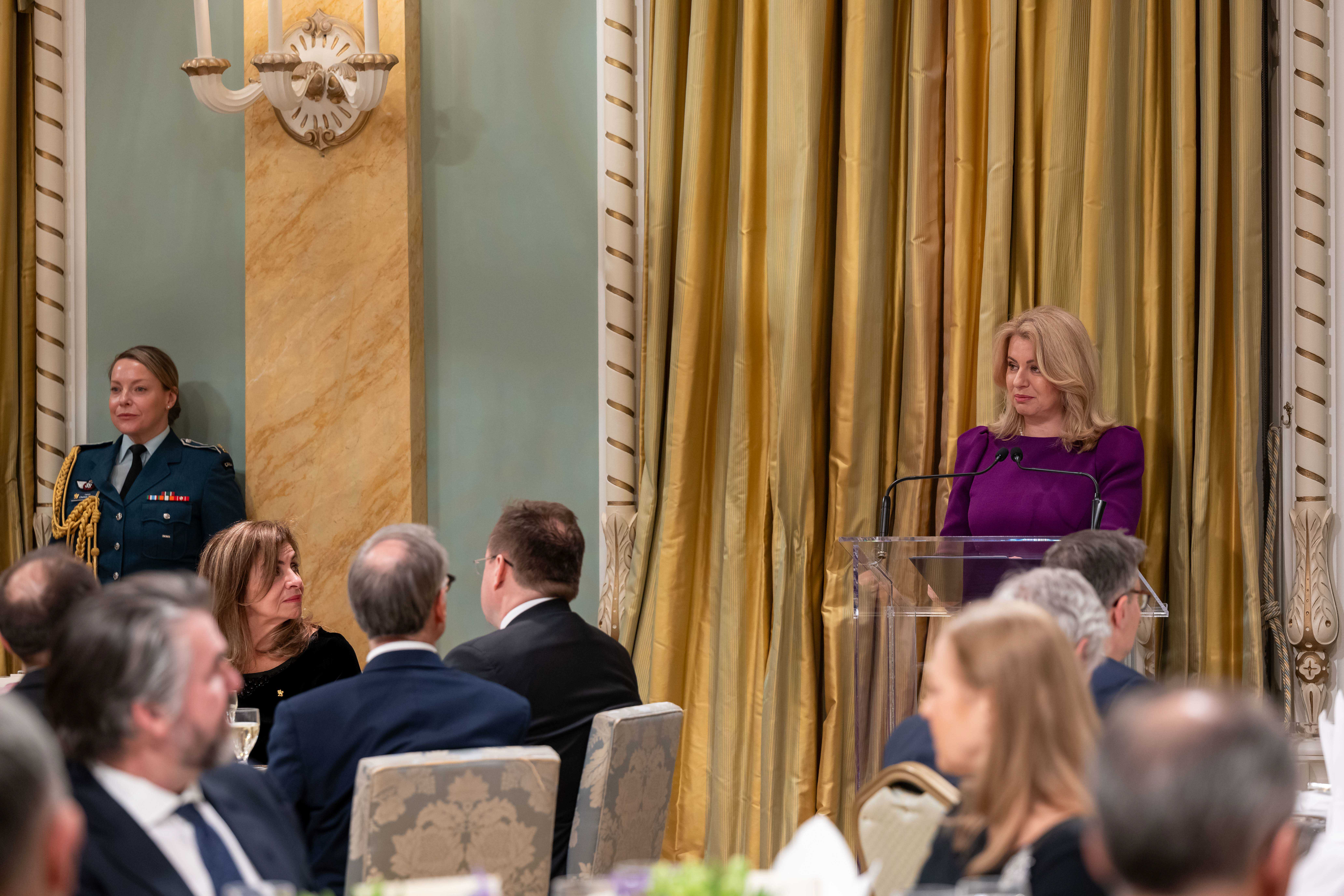 La Présidente Čaputová prononce son discours sur le podium de la salle de bal