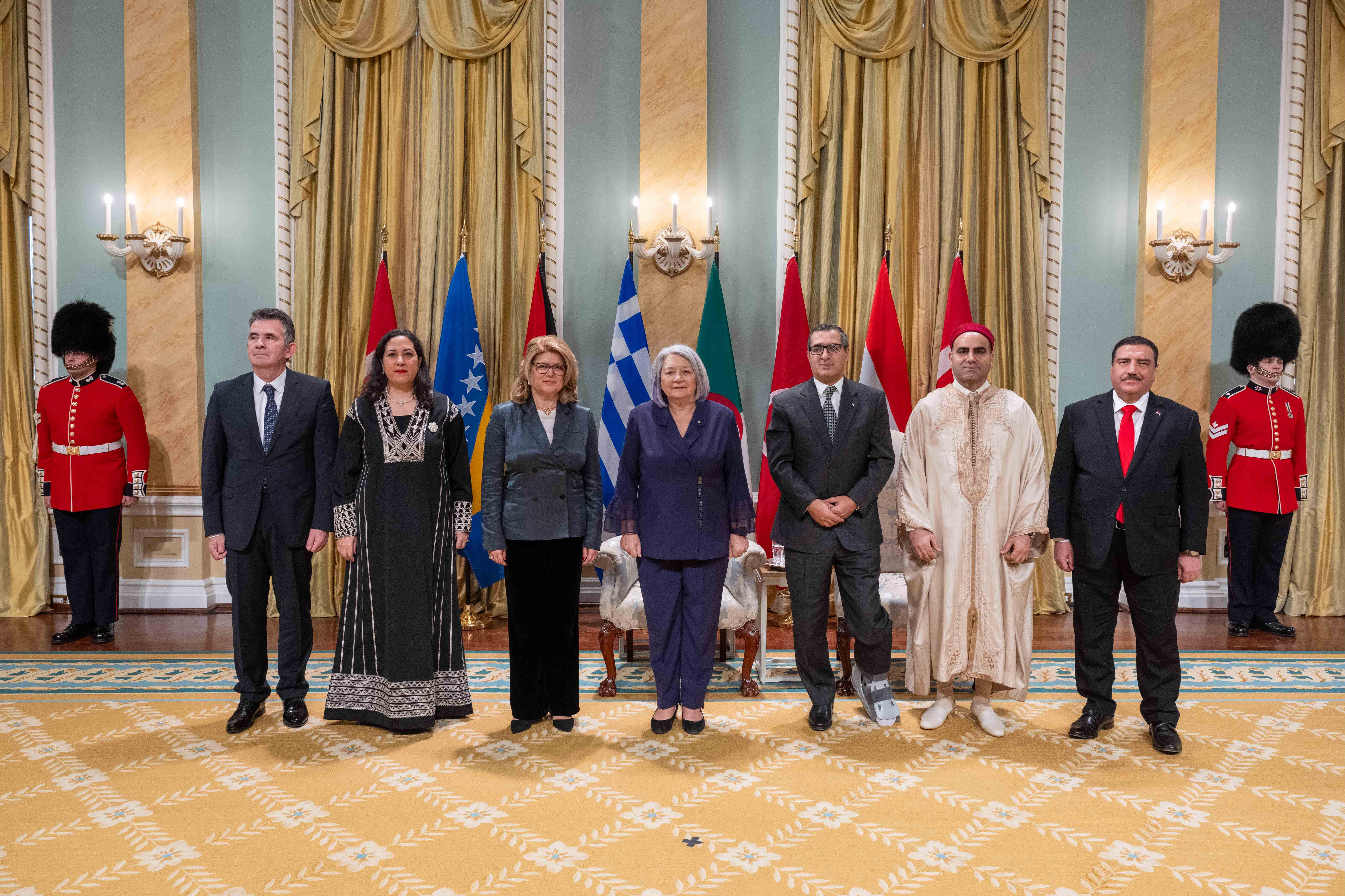 La gouverneure générale Mary Simon aux côtés des nouveaux chefs de mission