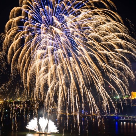 Des feux d’artifice flamboyants depuis la résidence du gouverneur général à la Citadelle.
