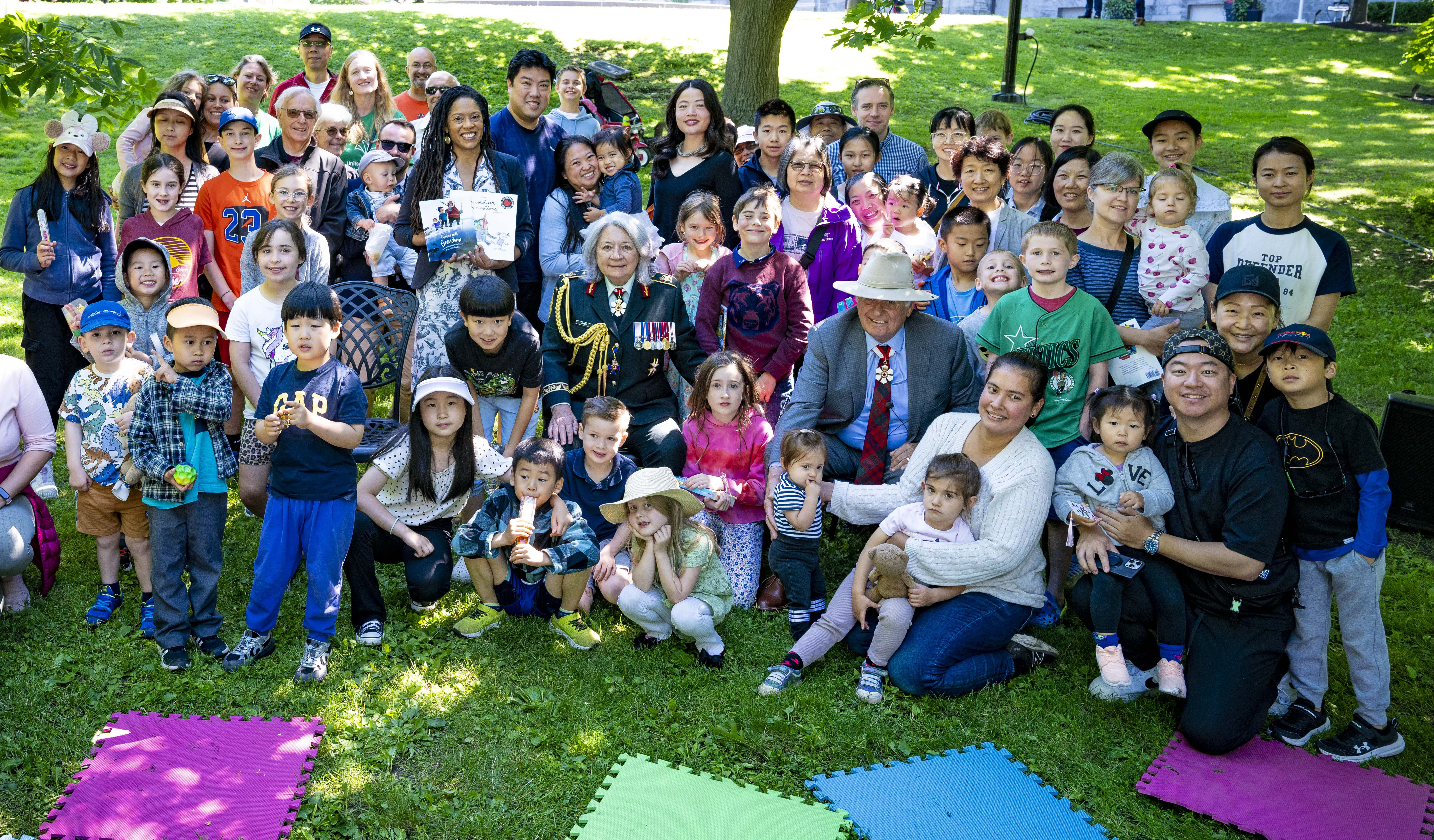 Governor General Mary Simon, dressed in the Canadian Army uniform, poses with children and parents that attended the event.