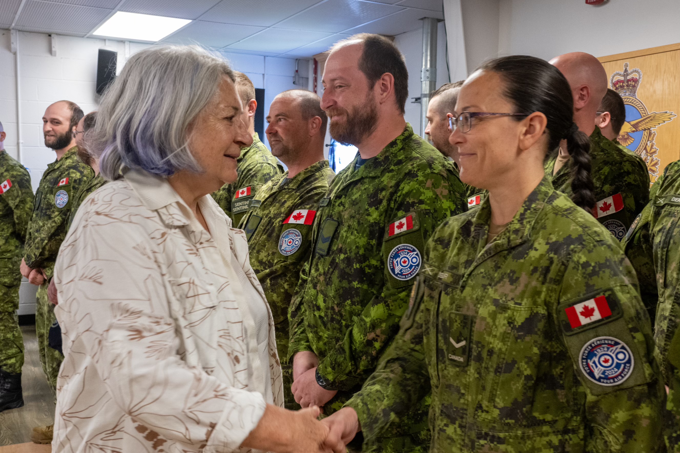 Governor General Mary Simon shakes hands with a member of the Canadian Armed Forces.