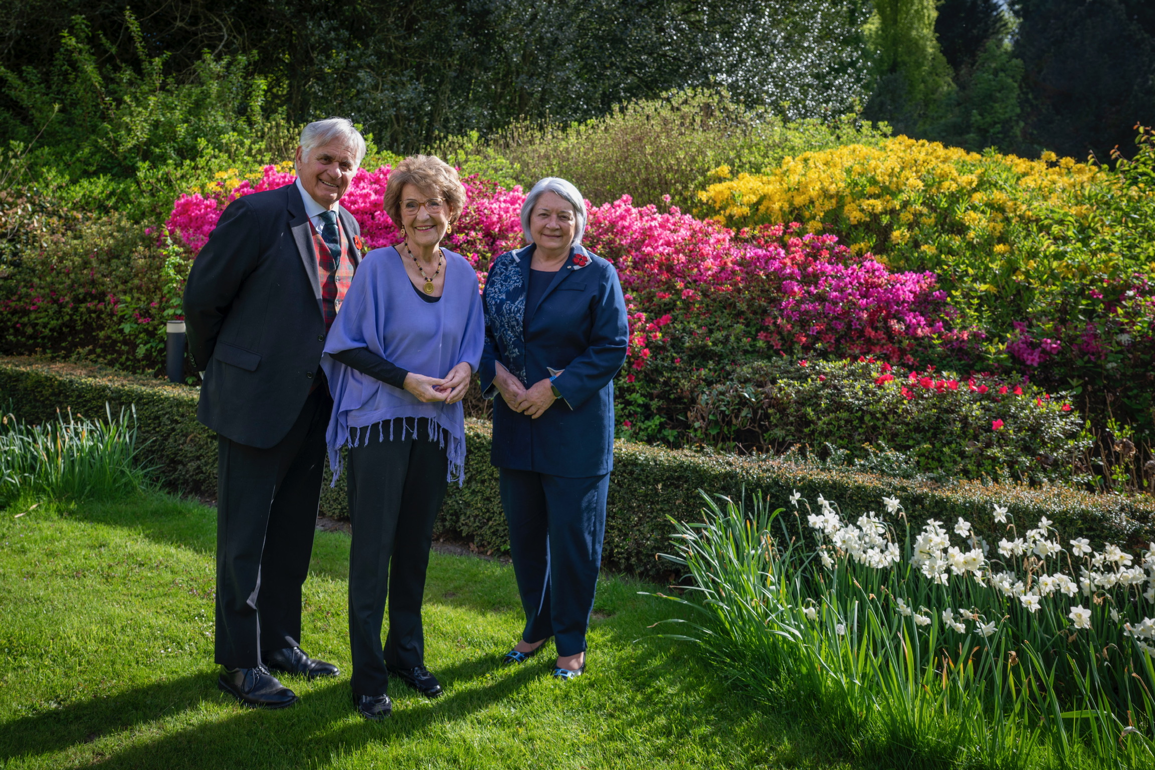 La gouverneure générale Mary Simon, Son Altesse Royale la princesse Margriet et M. Whit Fraser à l'extérieur.