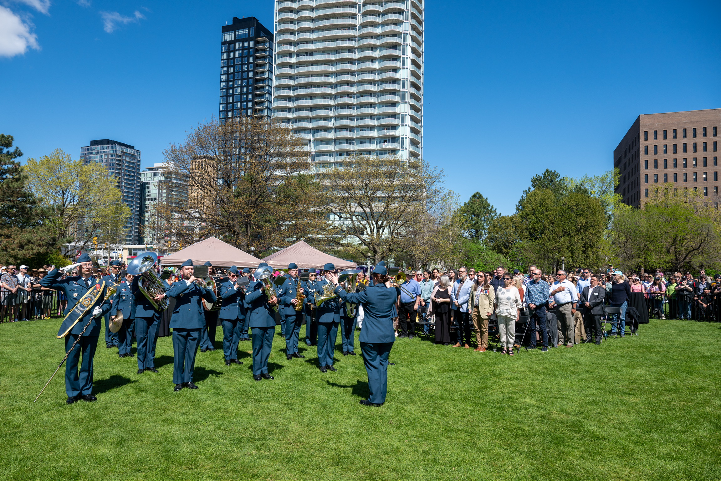 Une foule regarde une fanfare militaire jouer pour l'ouverture du 73e Festival canadien des tulipes.