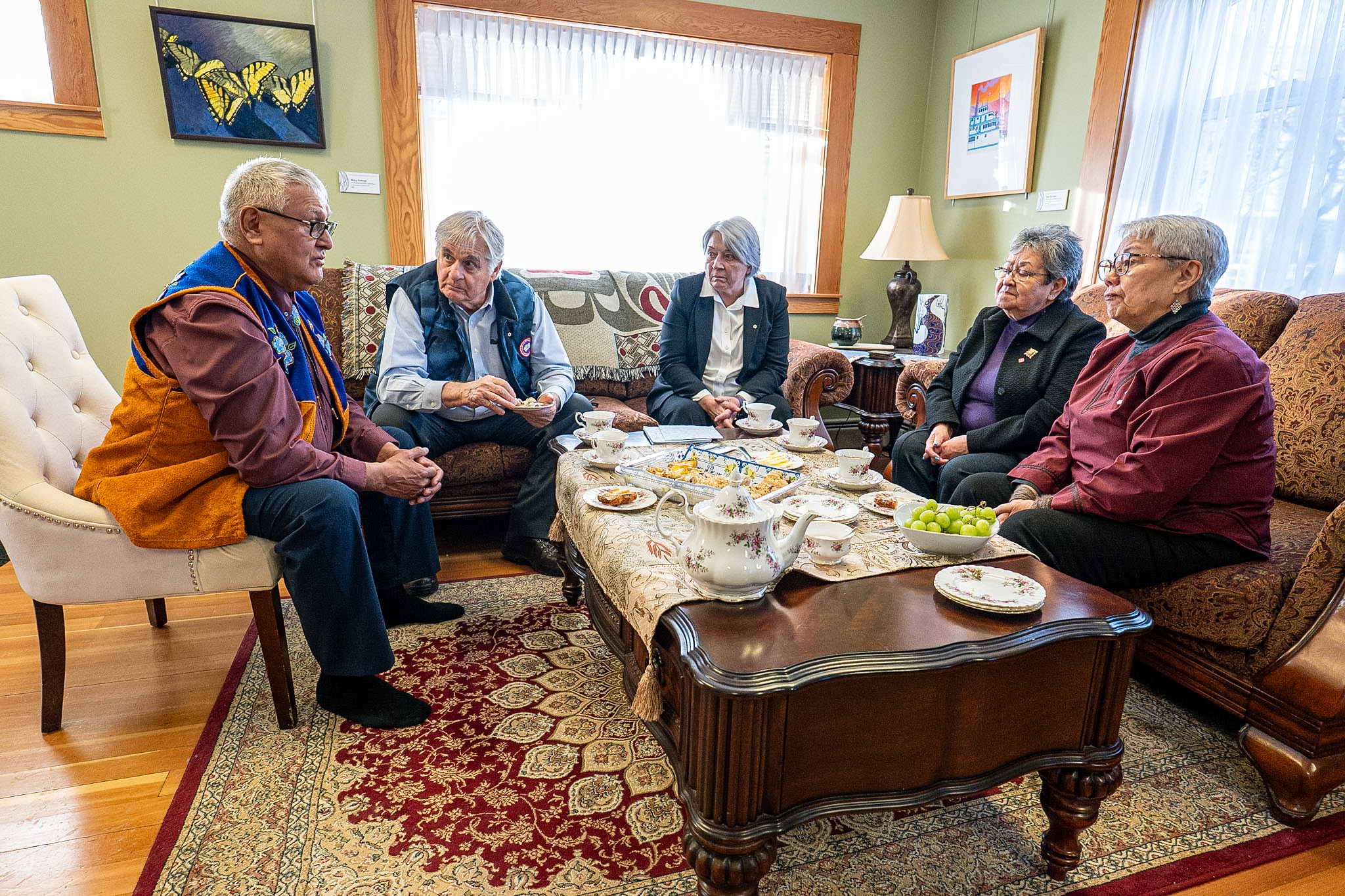 Governor General Mary Simon, Mr. Whit Fraser and the the northern commissioners, the Honourable Adeline Webber (Yukon), the Honourable Gerald W. Kisoun (Northwest Territories) and the Honourable Eva Qamaniq Aariak (Nunavut).
