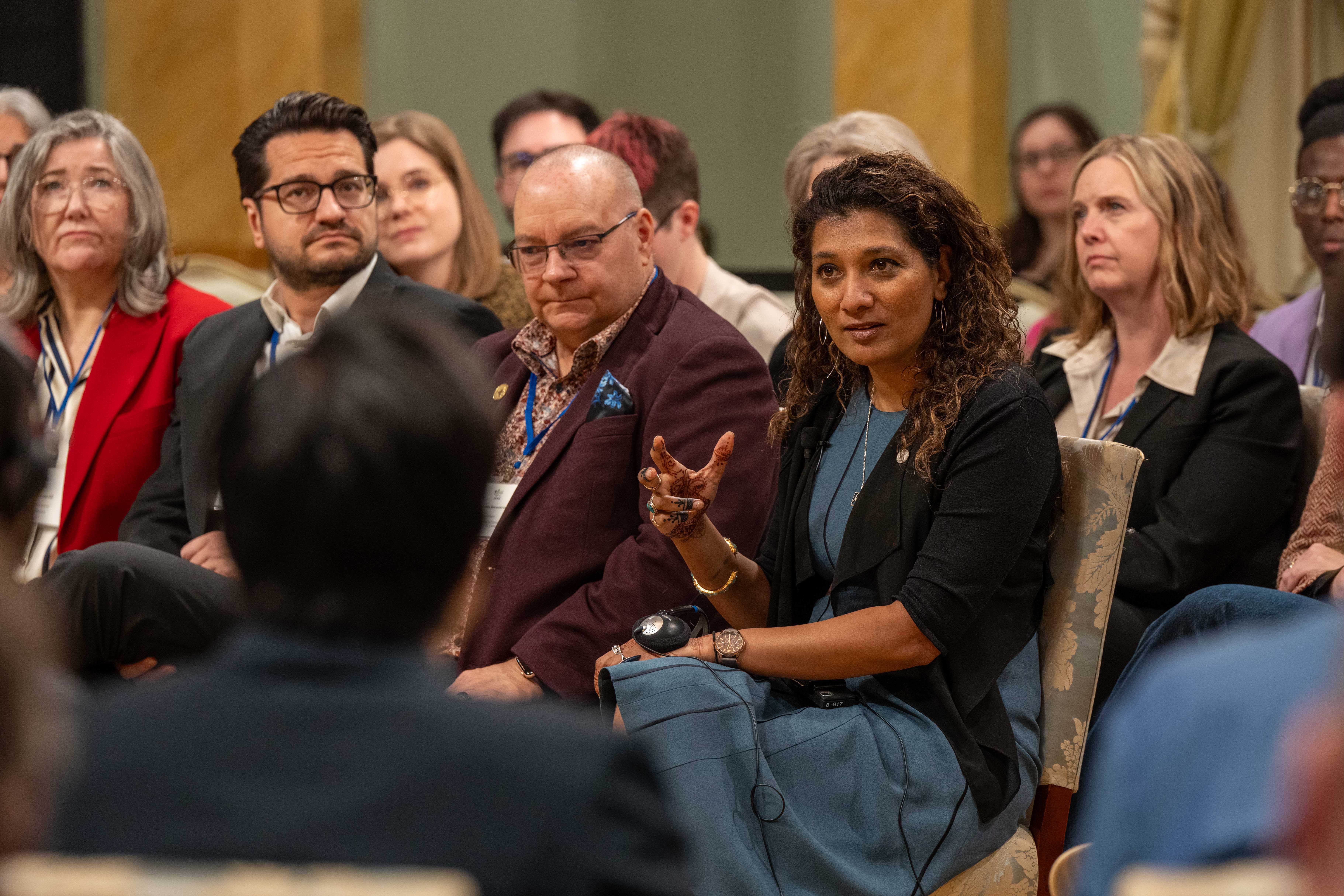 Anila Umar prend la parole durant le symposium