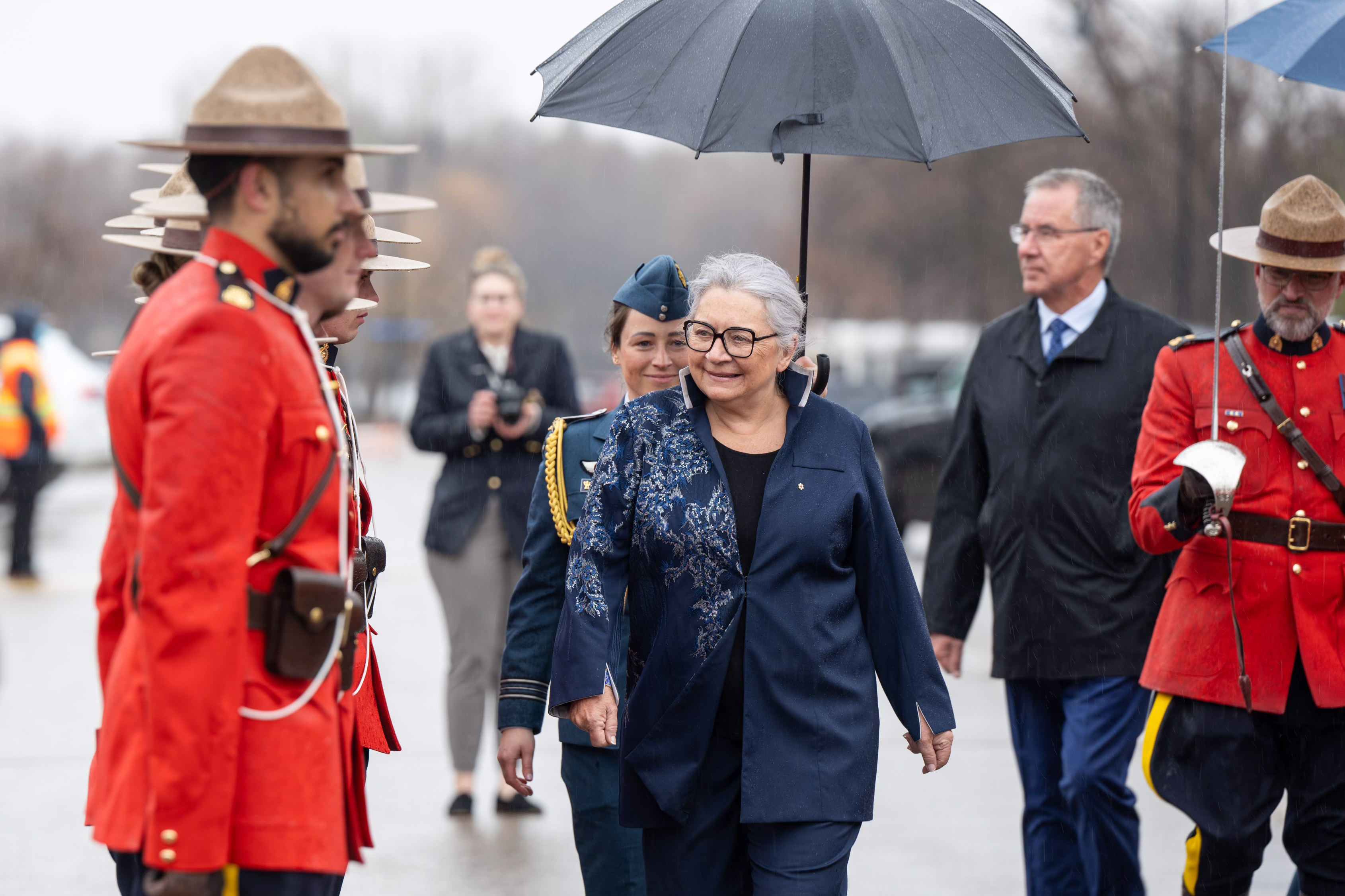 La gouverneure générale Mary Simon inspecte une garde d'honneur composée de membres de la Gendarmerie royale du Canada