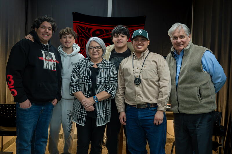 La gouverneure générale Mary Simon, M. Whit Fraser et des participants à l'initiative pour la jeunesse NeXup.