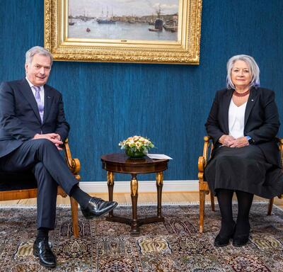 La gouverneure générale Mary Simon et le président Sauli Niinistö sont assis l'un à côté de l'autre.
