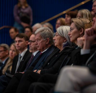 La gouverneure générale Mary Simon est assise parmi l’auditoire. Sauli Niinistö, président de la République de Finlande, est assis à ses côtés.
