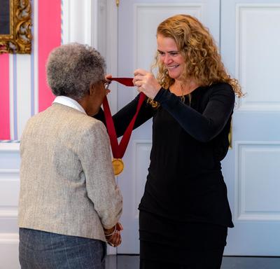 La gouverneure générale remet une médaille à Sylvia D. Hamilton.