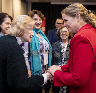 La gouverneure générale serre la main d'une survivante de l'Holocauste. 