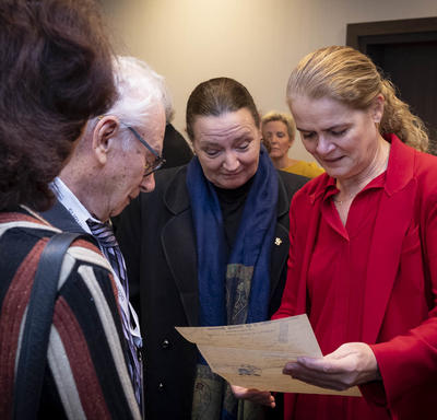 La gouverneure générale lit une lettre qui lui a été remise par un survivant de l'Holocauste.