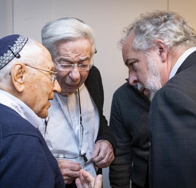 Le député canadien Rhéal Éloi Fortin discute avec des survivants de l'Holocauste