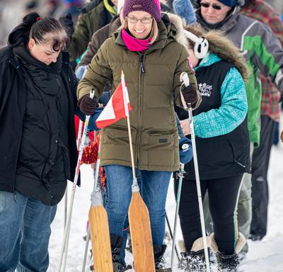 Cette activité, organisée par l’ambassade royale de Norvège, encourageait les visiteurs à chausser des skis géants pouvant accommoder huit adultes à la fois. Les participants tentaient ensuite d’avancer à l’unisson, sans tomber ni s’arrêter.