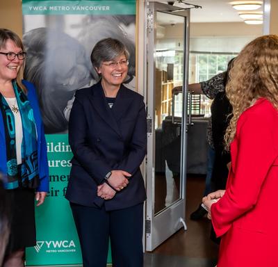 La Gouverneure générale rencontre des femmes et des enfants du YWCA Alder Gardens.