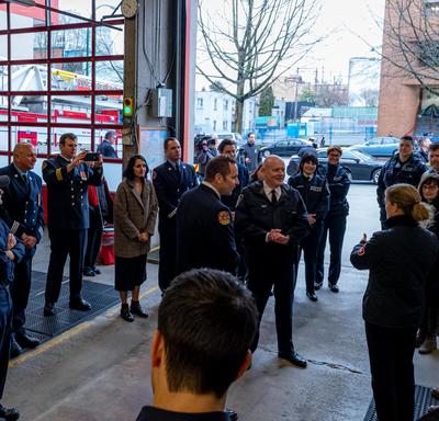 La gouverneure générale rencontre les premiers intervenants dans une caserne de pompiers à Vancouver.