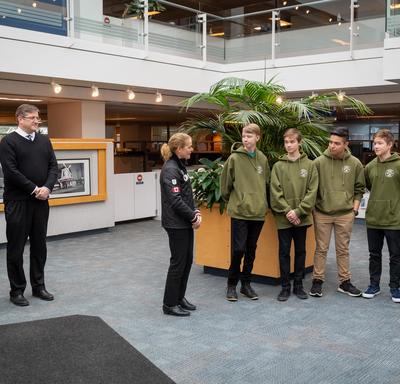 La gouverneure générale rencontre cinq adolescents qui ont réalisé un acte héroïque au District Hall de North Vancouver.