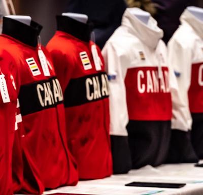 Une photo de l'équipement olympique canadien sur des mannequins.