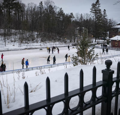 Une photo de la patinoire de Rideau Hall prise du haut, pleine de patineurs.