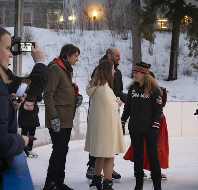 Une photo de la rencontre de la gouverneure générale avec des membres du corps diplomatique à la patinoire de Rideau Hall.